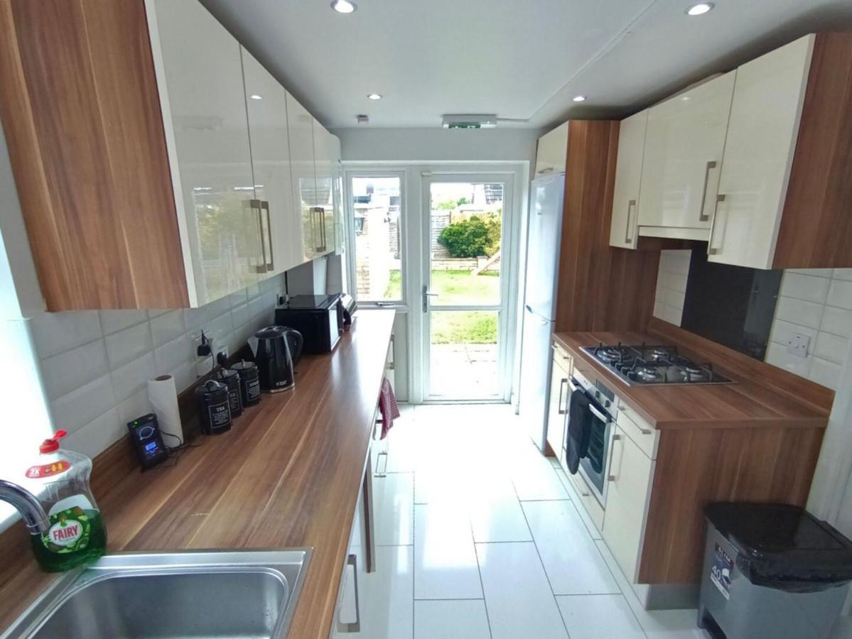 Hotel Beautiful House In Ruislip Northwood  Exterior foto
